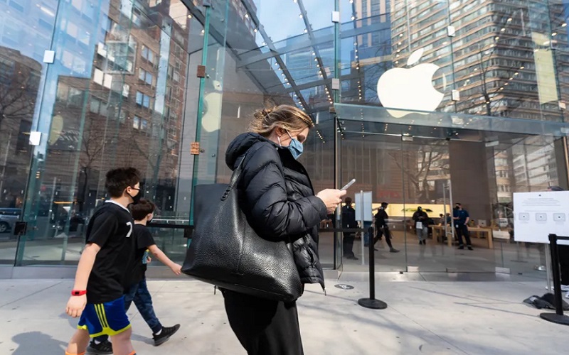 Warga melewati bagian depan salah satu toko Apple di New York, Amerika Serikat - The Verge