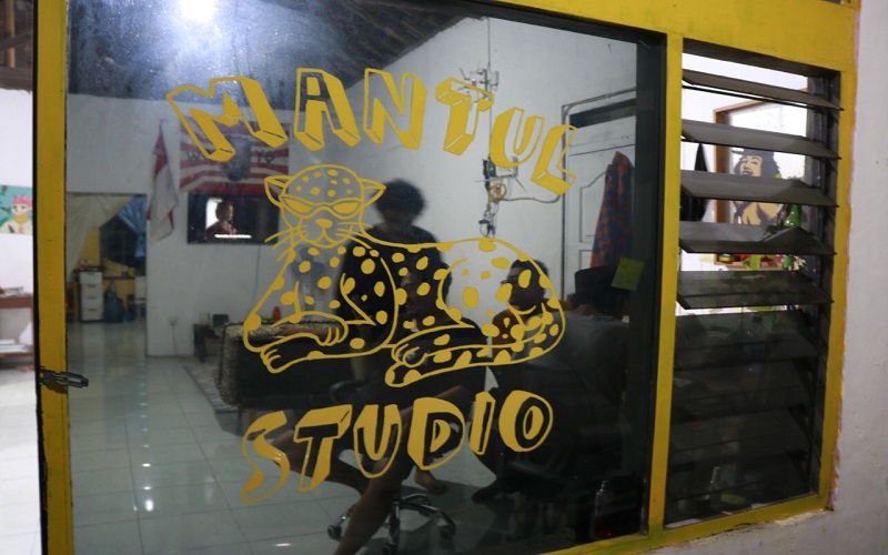 Mantul Studio, studio sederhana tempat berkegiatan seniman-seniman muda lintas disiplin Kota Surakarta. Selain mengerjakan karya konvensional, sebagian besar seniman di studio ini kini ikut terjun ke dunia NFT. - BISNIS/Muhammad Faisal Nur Ikhsan