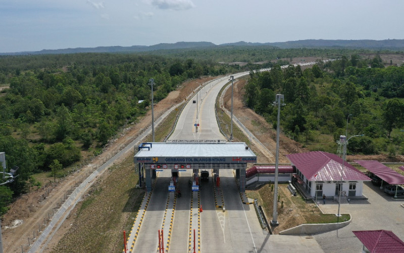 Gerbang Tol Blang Bintang. PT Hutama Karya (Persero) terus berupaya menjalankan mandat pemerintah untuk menyelesaikan pembangunan Jalan Tol Trans Sumatera (JTTS) sepanjang 2.765 km.  - Hutama Karya