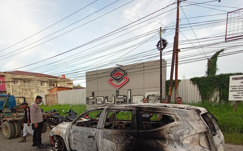 Situs depan tempat karaoke di kota Sorong yang dibakar massa pertikaian, Selasa dini hari - Antara -  Ernes Broning Kakisina.