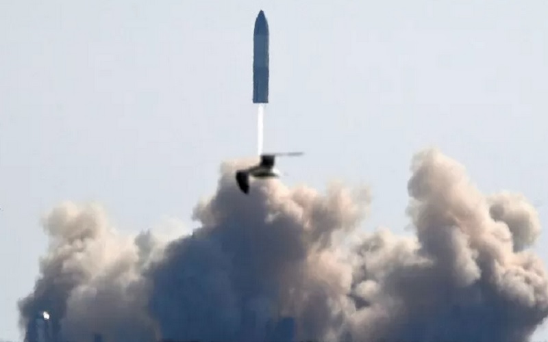 Roket SpaceX Starship SN9 meluncur terbang dalam rangkaian uji coba di Boca Chica, Texas, Amerika Serikat (AS), Selasa (2/2/2021). Starship SN9 berhasil terbang setinggi 10 km dan melakukan sejumlah manuver sebelum akhirnya meledak saat gagal mengurangi lajunya saat pendaratan. - Antara/Reuters