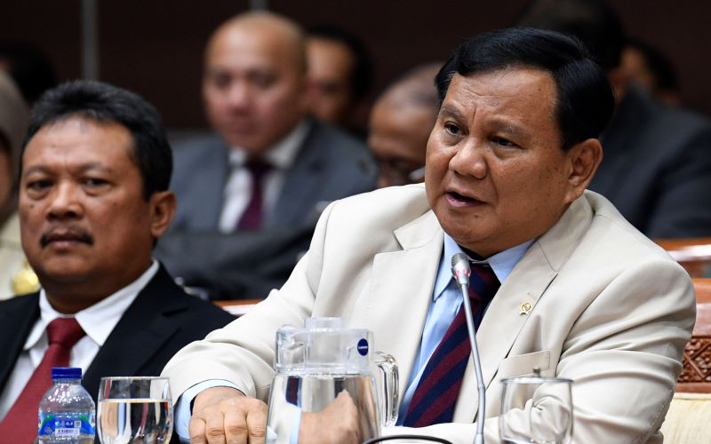 Menteri Pertahanan Prabowo Subianto (kanan) mengikuti rapat kerja bersama Komisi I DPR di Kompleks Parlemen Senayan, Jakarta, Senin (20/1/2020). -  Antara / Puspa Perwitasari.