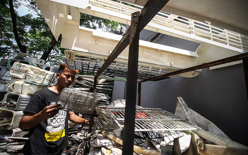 Pekerja memilih barang bekas di tempat pengepulan sampah elektronik di Jakarta, Kamis (19/11/2020). Dinas Lingkungan Hidup (DLH) DKI Jakarta mengatakan jumlah limbah elektronik pada periode Februari sampai dengan Oktober 2020 mencapai 22 ton atau sebanyak 22.683 kilogram. ANTARA FOTO - Rivan Awal Lingga