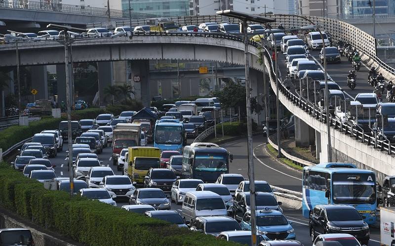 Kendaraan terjebak kemacetan di Jalan Gatot Subroto dan Tol Dalam Kota, Jakarta, Senin (24/1/2022). Pemerintah resmi memperpanjang PPKM Jawa-Bali hingga 31 Januari 2022. ANTARA FOTO/Akbar Nugroho Gumay - tom.