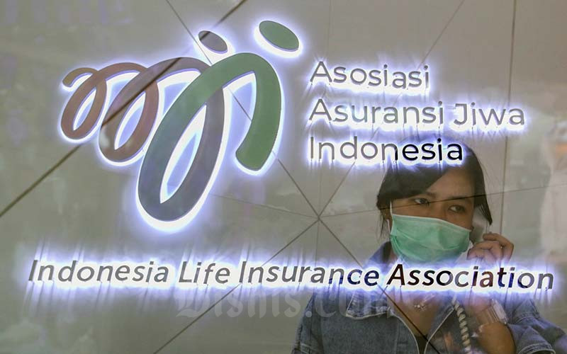 Karyawan beraktivitas di kantor Asosiasi Asuransi Jiwa Indonesia (AAJI), Jakarta, Sabtu (22/1/2022). Bisnis - Eusebio Chrysnamurti