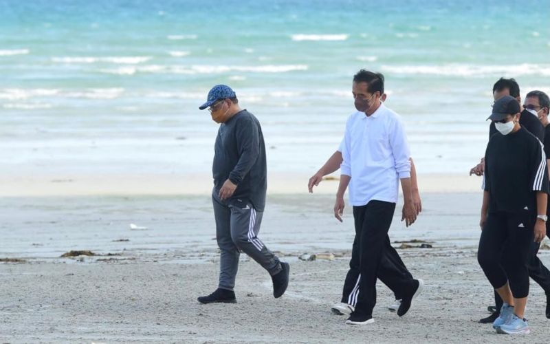 Presiden Jokowi didampingi Seskab Pramono Anung dan sejumlah menteri berolahraga sebelum pertemuan dengan PM Singapura Lee Hsien Loong, di Bintan, Kepri, Selasa (25/1 - 2022) / BPMI Setpres