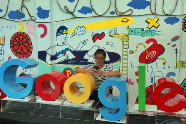 Pengunjung bersandar pada logo Google, di Jakarta, Kamis (26/10). - JIBI/Nurul Hidayat
