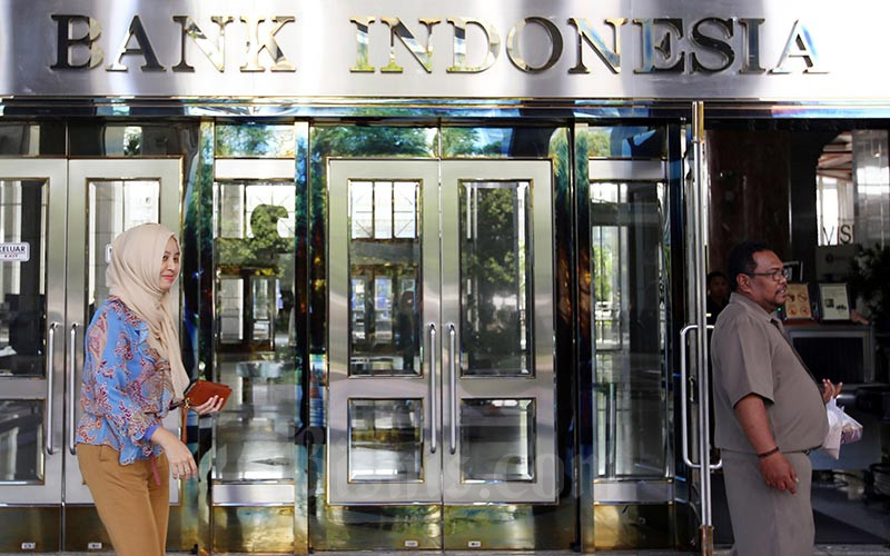 Karyawan keluar dari pintu salah satu gedung Bank Indonesia di Jakarta, Senin, (20/1/2020).  Bisnis - Abdullah Azzam