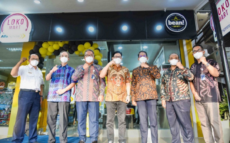 Direktur Utama PT KAI Didiek Hartantyo (ketiga kanan) saat meresmikan secara simbolis Lokomart Stasiun Pasar Senen. - Istimewa
