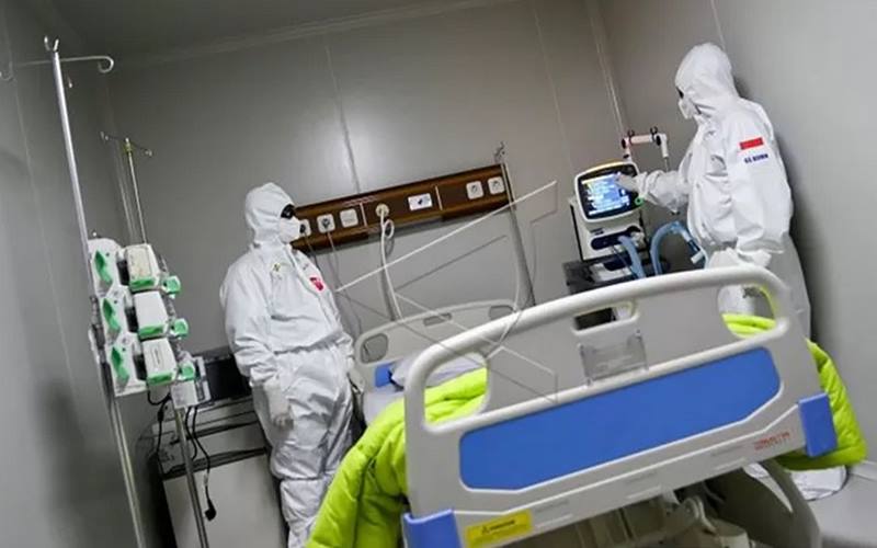 Seorang dokter mengoperasikan alat bantu pernapasan di ruang ICU Rumah Sakit Pertamina Jaya, Cempaka Putih, Jakarta, Senin (6/4/2020). - Antara