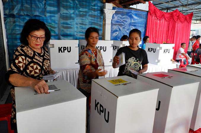 Warga memasukkan surat suara ke dalam kotak saat pemilihan ulang di TPS 35 di Jalan Gereja Medan, Sumatra Utara, Kamis (25/4/2019). - ANTARA/Septianda Perdana