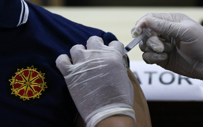 Petugas kesehatan menyuntikkan vaksin Covid-19 dosis ketiga (booster) kepada anggota kepolisian di Polres Pelabuhan Tanjung Perak Surabaya, Jawa Timur, Rabu (19/1/2022). - Antara/Didik Suhartono.