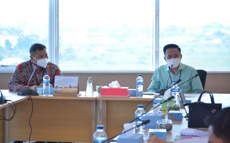 Sekretaris Daerah Kota Palembang Ratu Dewa (kanan) saat menghadiri rapat di Kantor SKK Migas terkait jargas untuk warga Palembang.  - Istimewa