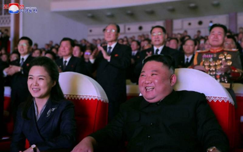Pemimpin Korea Utara Kim Jong-un dan istrinya Ri Sol-ju saat menonton pertunjukan untuk memperingati Hari Bintang Bersinar, hari ulang tahun mendiang Kim Jong-il, di Teater Seni Mansudae di Pyongyang, Korea Utara dalam foto tanpa tanggal yang dirilis Agensi Berita Sentral Korea (KCNA), Rabu (17/2/2021)./Antara - KCNA via Reuters