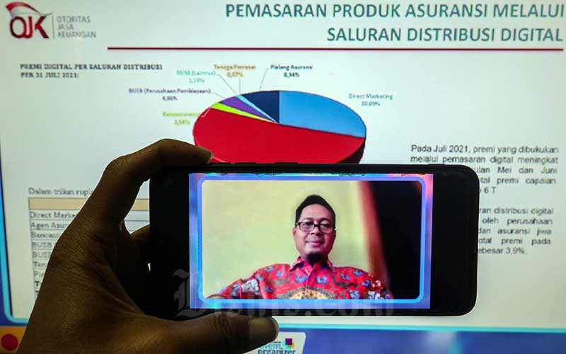 Tampilan layar menampilkan Kepala Departemen Pengawasan IKNB 2A Otoritas Jasa Keuangan (OJK) Ahmad Nasrullah saat acara Bisnis Indonesia Financial Outlook 2022 yang bertema 