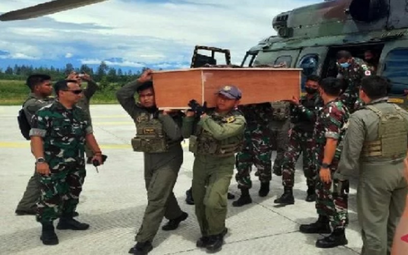 Jenazah tiga prajurit yang gugur dalam kontak tembak di Gome, Kabupaten Puncak, Papua, dievakuasi ke Timika menggunakan helikopter Caracal, Kamis (27/1/2022) - Antara\r\n\r\n