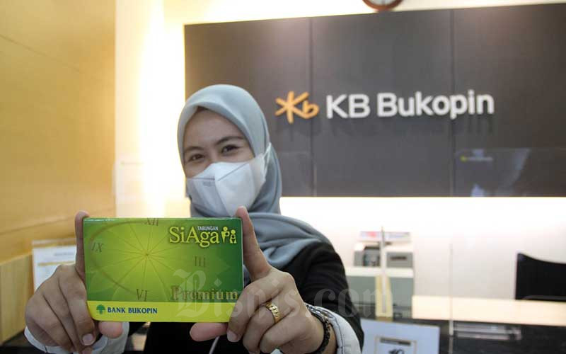 Nasabah memperlihatkan buku tabungan di Bank KB Bukopin di Makassar, Sulawesi Selatan, Rabu (26/1/2022). Bisnis - Paulus Tandi Bone