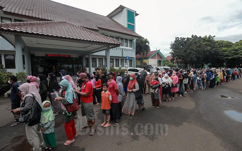 Sejumlah warga antre untuk membeli minyak goreng kemasan saat operasi pasar minyak goreng murah di Halaman Kantor Kecamatan Pamulang, Tangerang Selatan, Banten, Selasa (11/1/2022). - Bisnis/Eusebio Chrysnamurti