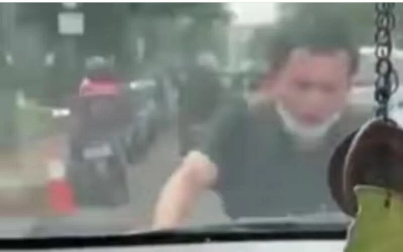Tangkapan layar aksi pria coba peras pengendara mobil. - Antara/Instagram@info_jakartatimur