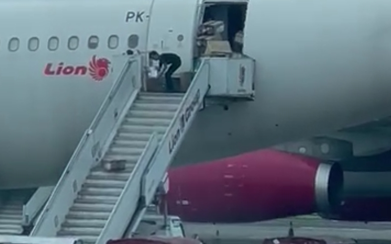 Viral video diduga petugas Lion Air melempar barang dari atas kabin pesawat.  - Tangkapan layar