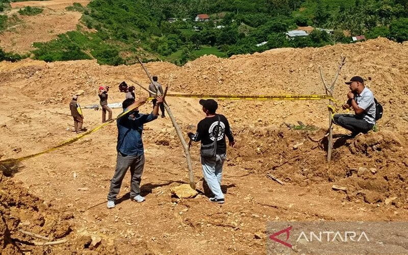 Anggota aparat gabungan saat menutup lokasi tambang emas ilegal Gunung Prabu, Kabupaten Lombok Tengah, NTB, Minggu (30/1/2022). - Antara/Polres Lombok Tengah.