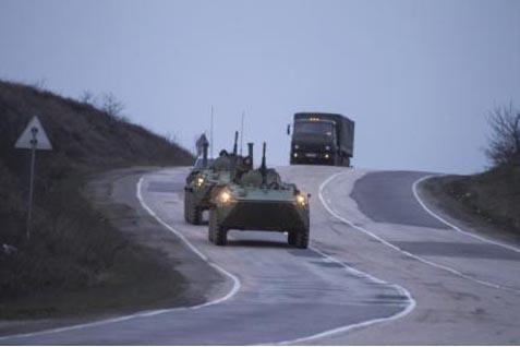 Tank militer Rusia melaju di jalan dari Sevastopol ke Simferopol - Reuters