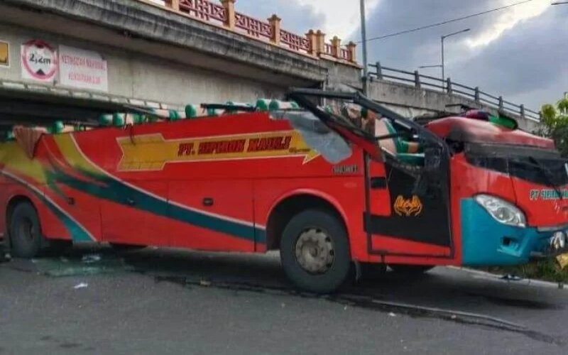 Bus yang membawa penumpang dari Medan menuju Jambi ringsek usai menabrak jembatan layang di Kota Padang Panjang pada Minggu pagi. - Antara/Polres Padang Panjang.