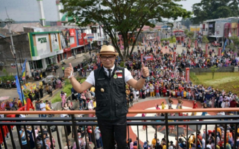 Gubernur Jawa Barat Ridwan Kamil di area Taman Kota Kuningan