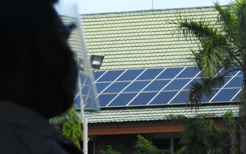 PLTS atap terpasang di sebuah gedung di Denpasar, Bali.  - Bisnis/Feri Kristianto