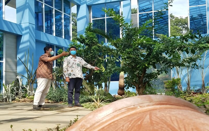 Plt General Manager PT Mitra Natura Raya di Kebun Raya Purwodadi, Galendra Jaya (kiri), bersama Plt Kepala Kantor Kebun Raya Purwodadi, Sugeng Budiharta, di Rumah Kaca Kebun Raya Purwodadi, Minggu (30/1/2022). - Bisnis/Choirul Anam