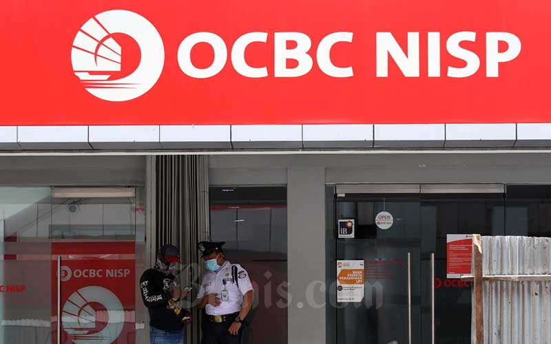 Petugas berbincang dengan nasabah di kantor cabang PT Bank OCBC NISP Tbk di Jakarta, Senin (20/4/2020). Bisnis - Dedi Gunawan 