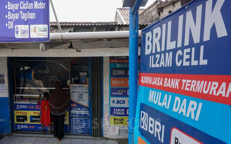 Warga melakukan transaksi di salah satu gerai BRILink di Cibinong, Kabupaten Bogor, Jawa Barat, Minggu (9/1/2021). Bisnis - Suselo Jati