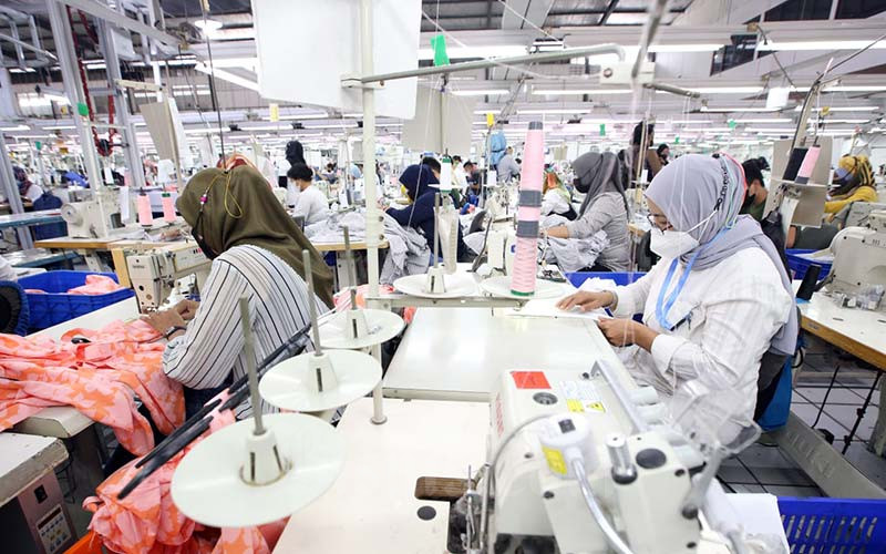 Sejumlah karyawan memproduksi pakaian jadi di salah satu pabrik garmen di Bandung, Jawa Barat./Bisnis - Rachman