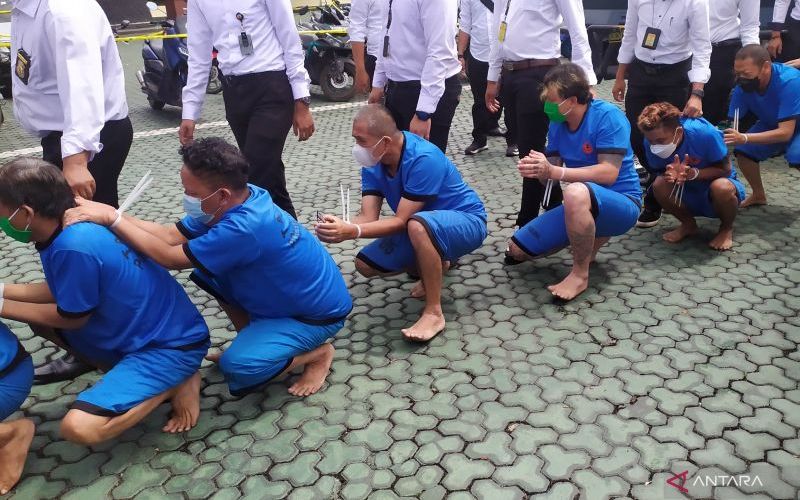 Polisi menunjukkan anggota GMBI yang menjadi tersangka kasus perusakan fasilitas di Polda Jawa Barat - ANTARA - Bagus Ahmad Rizaldi