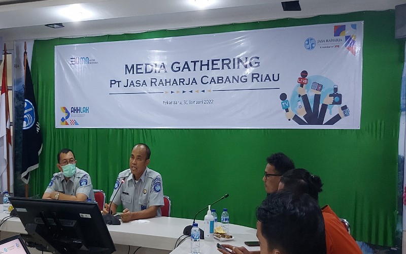 Kabag Operasional Jasa Raharja Riau Ahmad Ilham (kedua kanan) didampingi Humas Jasa Raharja Riau Hamzah (kiri) sedang memaparkan kinerja perseroan sepanjang 2021. Jasa Raharja Riau mencatat sepanjang 2021 telah membayarkan santunan senilai total Rp55,7 miliar.  - Bisnis/Arif Gunawan
