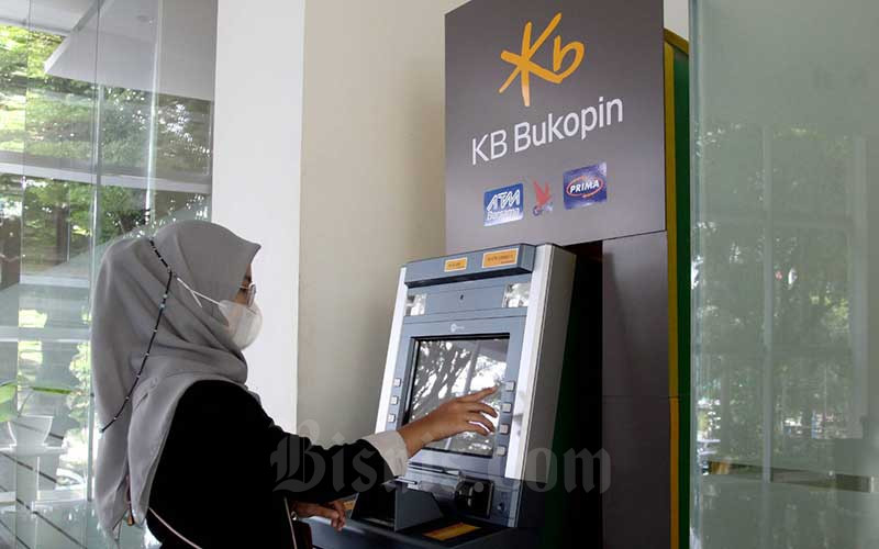 Nasabah melakukan transaksi di ATM Bank KB Bukopin di Makassar, Sulawesi Selatan, Rabu (26/1/2022). Bisnis - Paulus Tandi Bone