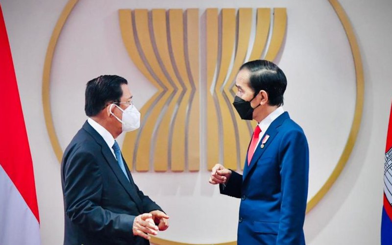 Presiden Jokowi dan PM Hun Sen dalam pertemuan bilateral, di Gedung Sekretariat ASEAN, Jakarta. (Foto: BPMI Setpres - Laily Rachev)