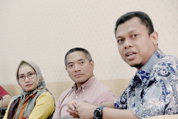 CEO & Co-Founder PT Investree Radhika Jaya (Investree) Adrian Gunadi (tengah) diterima oleh Redaktur Pelaksana Bisnis Indonesia Fahmi Achmad (kanan) saat berkunjung ke Wisma Bisnis Indonesia, Selasa (14/5/2019)./JIBI - BISNIS/Triawanda Tirta Aditya