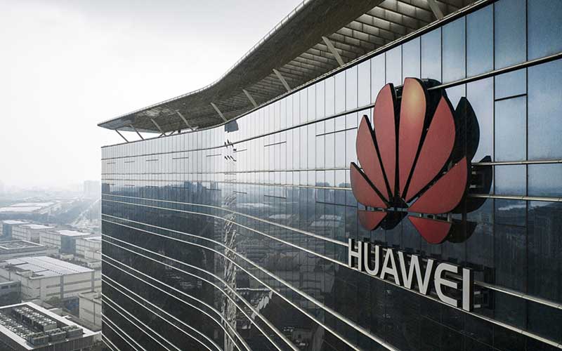 Logo Huawei Technologies Co. berada di atas gedung perkantoran di Dongguan, China, Kamis (23/5/2019). Bloomberg - Qilai Shen