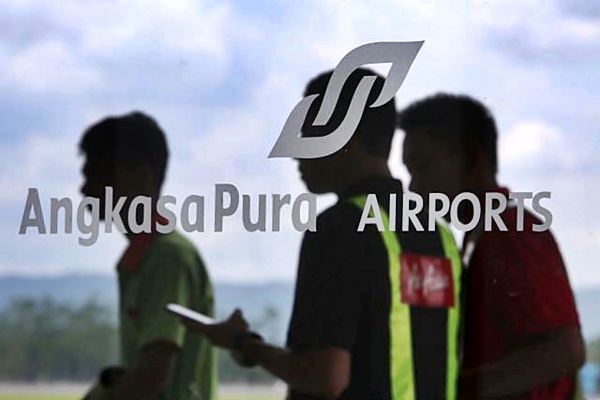 Logo PT Angkasa Pura menjadi latar depan karyawan di Bandara Internasional Adisutjipto Yogyakarta, Sabtu (25/2/2017). - JIBI/Nurul Hidayat