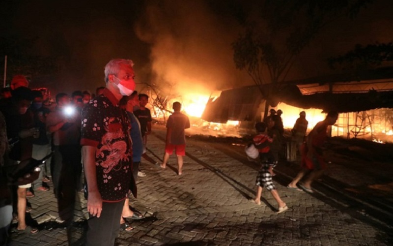 Gubernur Jateng, Ganjar Pranowo, saat meninjau lokasi Relokasi Pasar Johar Semarang yang terbakar, Rabu (2/2 - 2022). (Semarangpos.com/Humas Pemprov Jateng)
