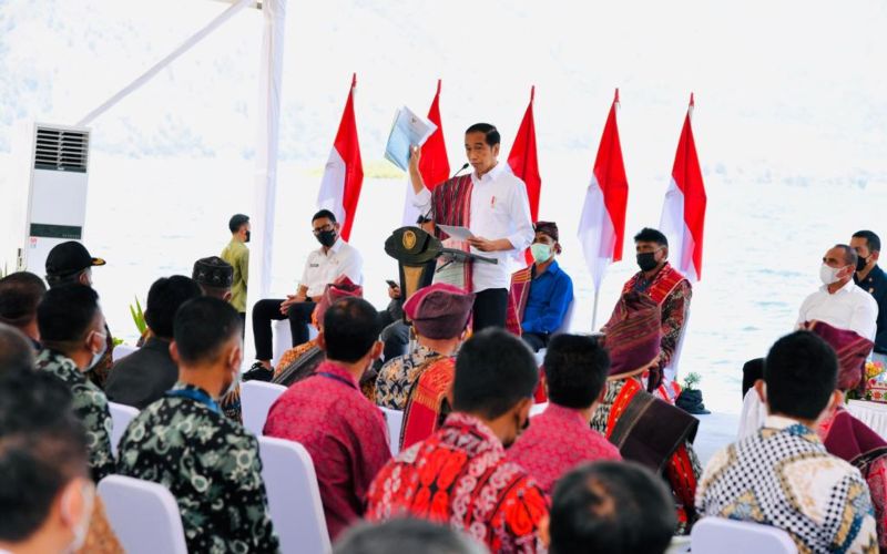 Presiden Jokowi menyerahkan SK Hutan Sosial dan SK TORA kepada masyarakat di Kabupaten Humbang Hasundutan, Sumut, Kamis (3/2/2022) - BPMI Setpres - Laily Rachev)