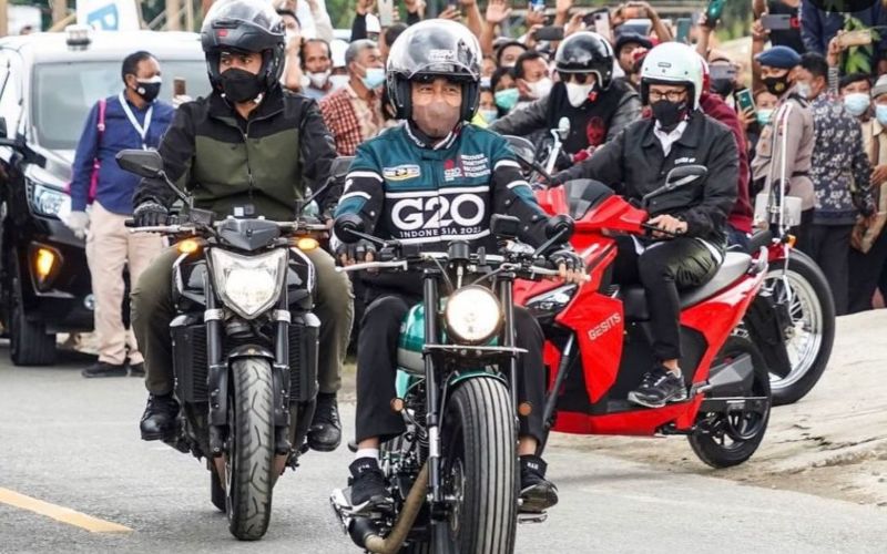 Presiden Jokowi bersama Menteri Pariwisata dan Ekonomi Kreatif Sandiaga Uno menunggangi motor saat melakukan kunjungan kerja di Provinsi Sumatra Utara, Rabu, 2 Februari 2022 / Instagram Sandiaga Uno