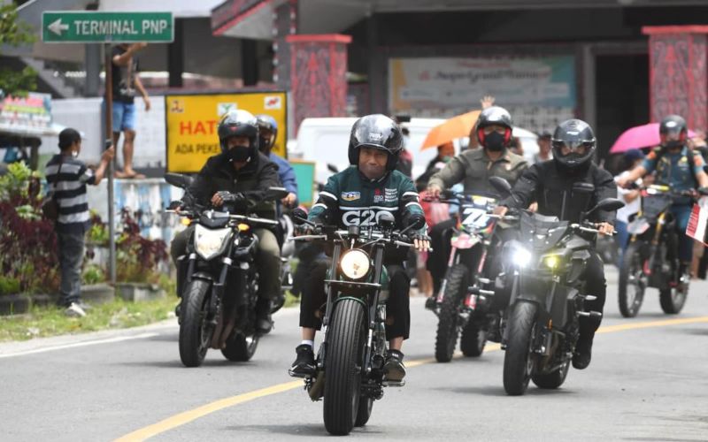 Presiden Joko Widodo mengendarai sepeda motor saat kunjungan kerja (kunker) ke Provinsi Sumatera Utara pada Rabu, 2 Februari 2022 / Dok. BPMI Setpres