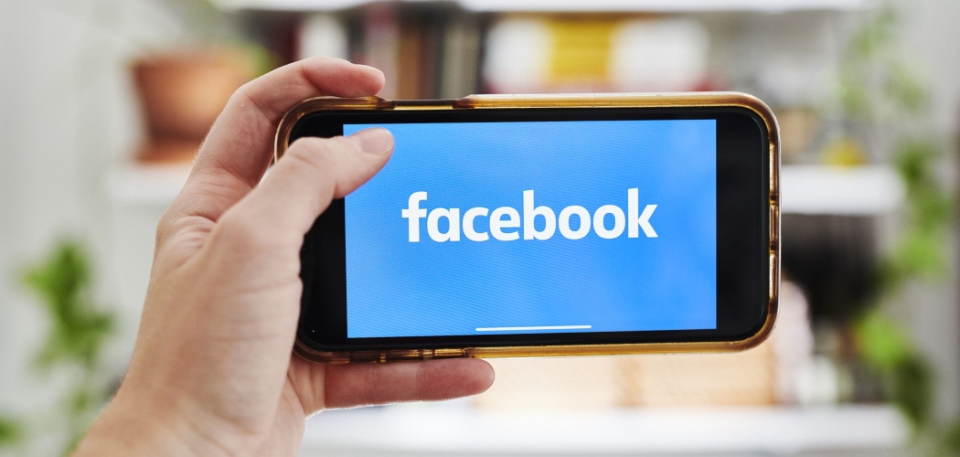 Logo Facebook terlihat di layar smartphone. - Bloomberg/Gabby Jones