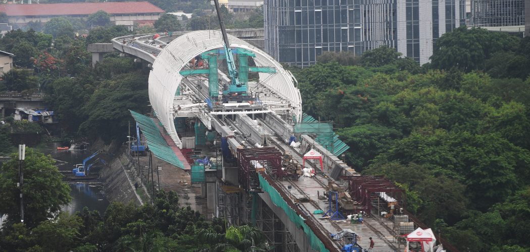 Pekerja menyelesaikan proyek pembangunan LRT Jabodebek di Jakarta, Jumat (4/12/2020). Pemerintah akan menggenjot penyelesaian 38 Proyek Strategis Nasional (PSN) di tahun 2021 dengan total nilai investasi sebesar Rp464,6 triliun. - ANTARA FOTO/Akbar Nugroho Gumay