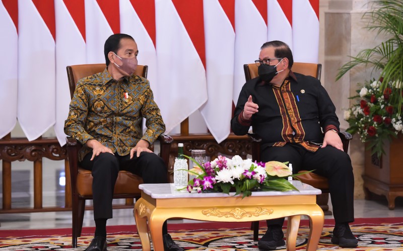 Presiden Jokowi berbincang dengan Seskab Pramono Anung di sela acara Peringatan HUT Ke-49 PDI Perjuangan, Senin (10/01/2022), di Istana Negara, Jakarta - Humas Setkab/Agung