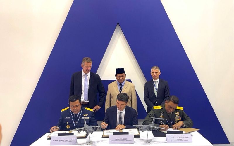 Menteri Pertahanan RI Prabowo Subianto menyaksikan penandatanganan kontrak dua pesawat Airbus A400M di sela/sela kunjungannya di Dubai Airshow 2021 / Dok. Kemhan
