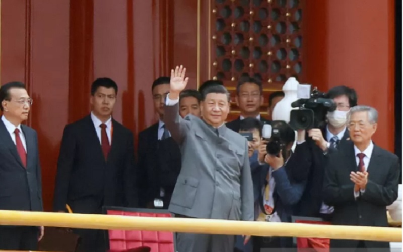 Presiden China Xi Jinping melambaikan tangan di Beijing, China, 1 Juli 2021. China akan menyumbang dua miliar dosis vaksin dan 100 juta dolar untuk membantu negara-negara berkembang. - Antara/Reuters