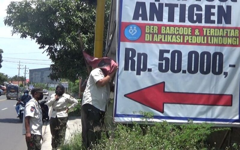 Petugas menertibkan banner gerai rapid tes antigen di kawasan Pelabuhan Ketapang Banyuwangi. Senin (7/2/2022). - Istimewa.